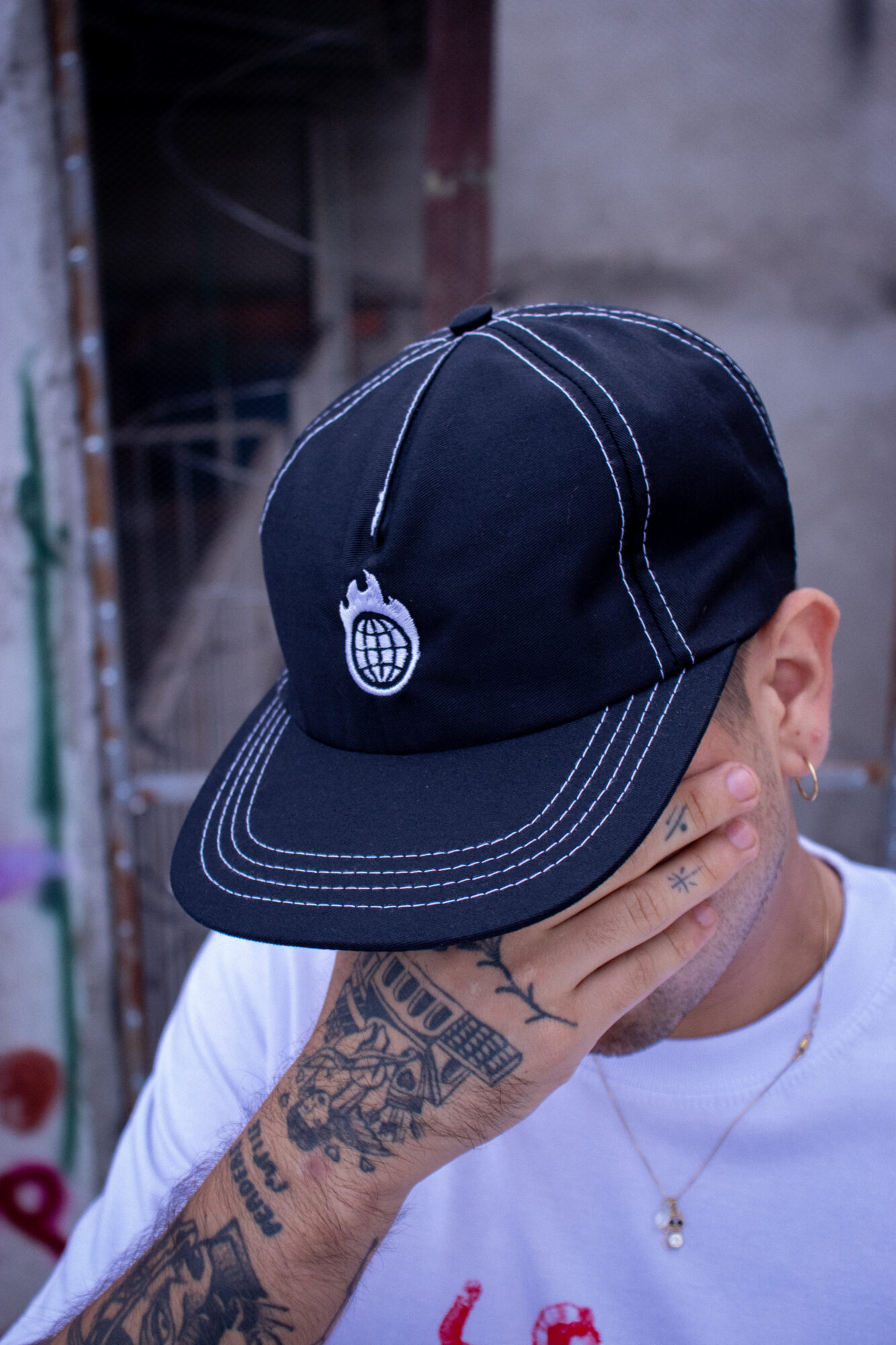 Caps “mundo en llamas”